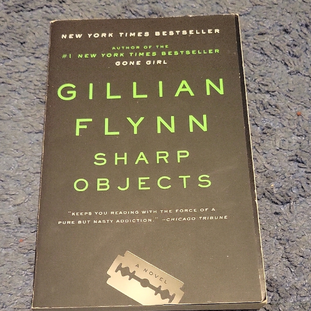 Sharp Objects by Gillian Flynn